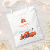 かわいい赤い消防車エンジンキッズ任意の年齢誕生日 フェイバーバッグ (クリップ留めされた状態)