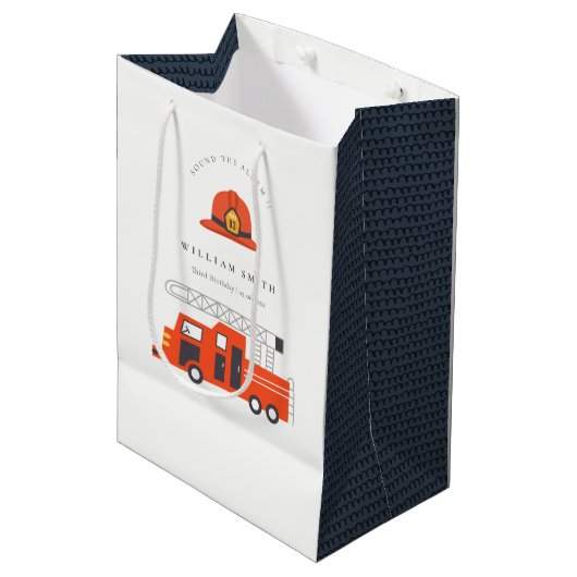 かわいい赤い消防車エンジンキッズ任意の年齢誕生日 ミディアムペーパーバッグ (正面アングル)
