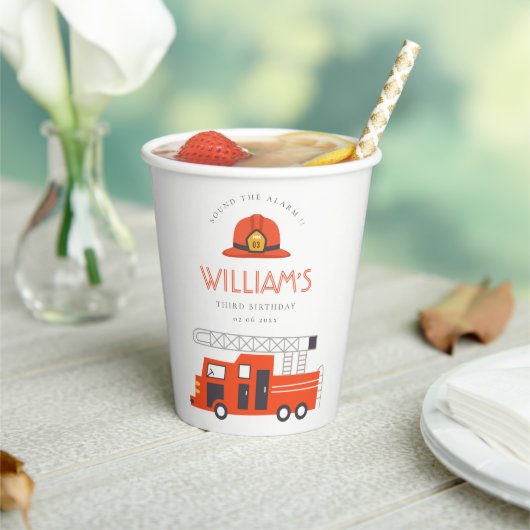 かわいい赤い消防車エンジンキッズ任意の年齢誕生日 紙コップ (インサイチュ)