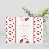 かわいい赤い白いサッカーボールのパターン誕生日パーティー 招待状 (スタンド正面)