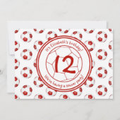 かわいい赤い白いサッカーボールのパターン誕生日パーティー 招待状 (裏面)