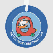 かわいい赤い車を運転するメイジー オーナメント (裏面)