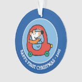 かわいい赤い車を運転するメイジー オーナメント (正面)