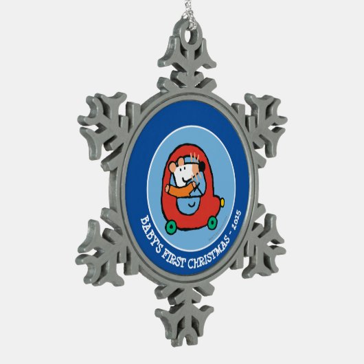 かわいい赤い車を運転するメイジー スノーフレークピューターオーナメント (左)