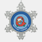 かわいい赤い車を運転するメイジー スノーフレークピューターオーナメント (正面)