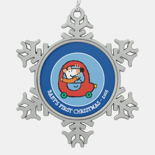 かわいい赤い車を運転するメイジー スノーフレークピューターオーナメント (正面)