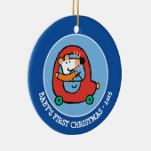 かわいい赤い車を運転するメイジー セラミックオーナメント (右)