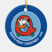 かわいい赤い車を運転するメイジー セラミックオーナメント (正面)