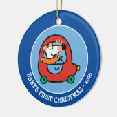 かわいい赤い車を運転するメイジー セラミックオーナメント (左)