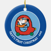 かわいい赤い車を運転するメイジー セラミックオーナメント (裏面)