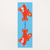 かわいい赤い飛行機飛んでいる漫画イラストレーション ヨガマット (正面)