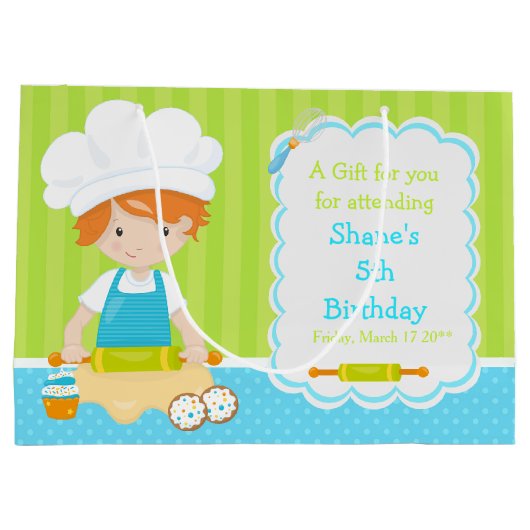 かわいい赤い髪の少年ベーキングありがとう ラージペーパーバッグ (裏面)