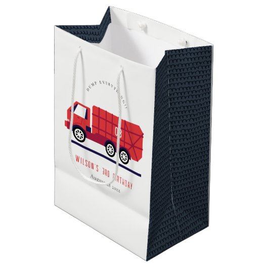 かわいい赤ごみトラックの子供たち任意の年齢誕生日 ミディアムペーパーバッグ (正面アングル)