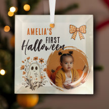 かわいい赤ちゃんの最初のハロウィーンの幽霊の写真