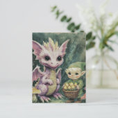かわいい赤ちゃんの紫色のドラゴンと卵を持つエルフ ポストカード (スタンド正面)