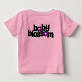 かわいい赤ちゃんの花が咲く紫色のデイジー ベビーTシャツ (裏面)