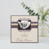 かわいい赤ちゃんの足の写真 エレガント ニュートラル ベビーシャワー 招待状 (スタンド正面)