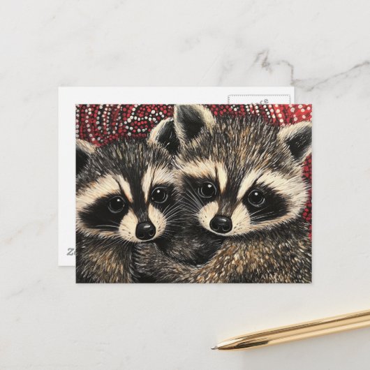 かわいい赤ちゃんアライグマの赤い水玉模様の絵 ポストカード (正面/裏面インサイチュ)