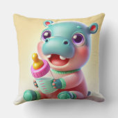 かわいい赤ちゃんカバのミルク瓶ナースリー 🦛 クッション (裏面)