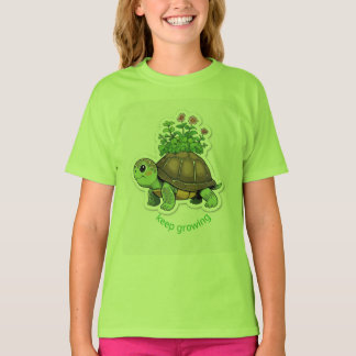 かわいい赤ちゃんカメが小さな庭を運んでいる Tシャツ