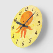 かわいい赤ちゃんタコの漫画 ラウンド壁時計 (傾斜)