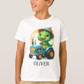 かわいい赤ちゃんティラノサウルスが青いトラクターを運転 Tシャツ (正面)