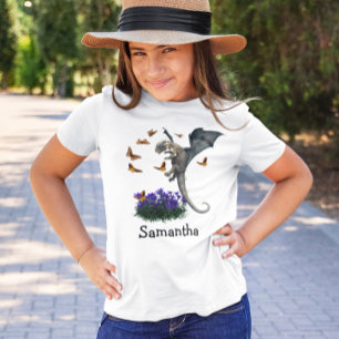 かわいい赤ちゃんドラゴンと蝶の春 Tシャツ