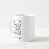 かわいい赤ちゃんホッキョクグマが本を読む コーヒーマグカップ (正面左)