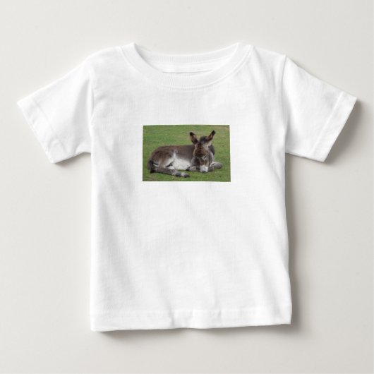 かわいい赤ちゃんロバの寝顔 ベビーTシャツ (正面)