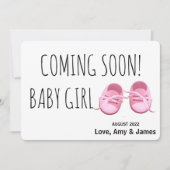 かわいい赤ちゃん女の子の来靴の間のピンク妊娠 案内状 (正面)