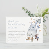 かわいい赤ちゃん服の必需品ブルーボーイベビーシャワー サンキューカード (スタンド正面)