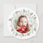 かわいい赤と緑の松とホーリーのクリスマスリース 招待状 (正面)