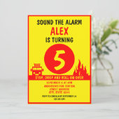 かわいい赤と黄色のベクターキッズファイアートラック誕生日 招待状 (スタンド正面)