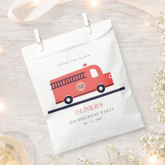 かわいい赤の海軍の消防車のエンジン任意の年齢誕生日 フェイバーバッグ (クリップ留めされた状態)