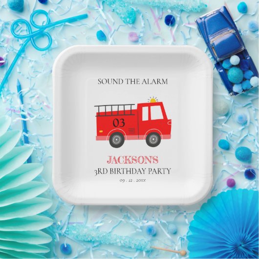 かわいい赤の海軍の消防車のエンジン任意の年齢誕生日 ペーパープレート (パーティー)