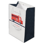 かわいい赤の海軍の消防車のエンジン任意の年齢誕生日 ミディアムペーパーバッグ (裏面アングル)