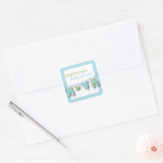 かわいい赤ん坊の服をオンラインで男の子のシャワーを浴びる スクエアシール (封筒)