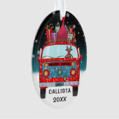 かわいい赤サンタバントナカイ犬の雪のクリスマス オーナメント (正面)