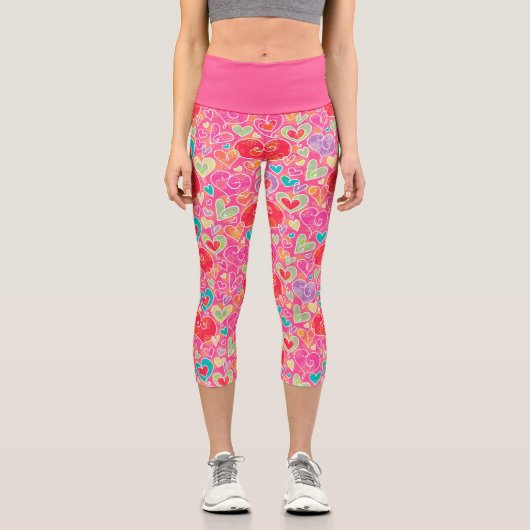 かわいい赤ピンクのターコイズお洒落ハートパターン カプリレギンス (正面)