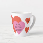 かわいい赤ピンクのハート文字ママの4つのパーソナライズ カフェラテマグ (右アングル)