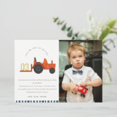 かわいい赤錆の農場トラクターの子供写真誕生日 サンキューカード (スタンド正面)