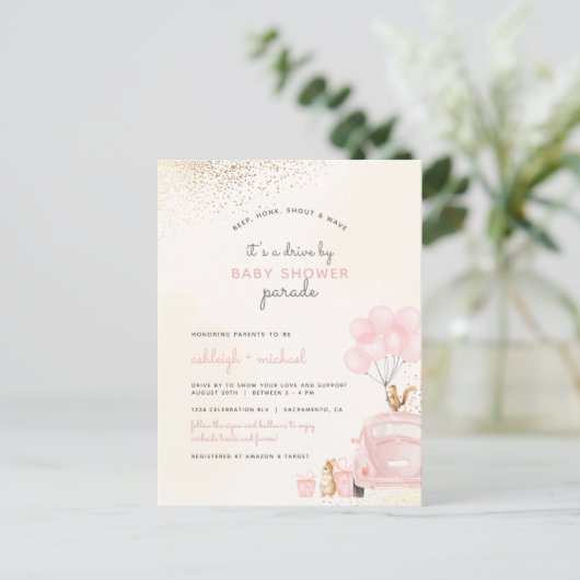 かわいい赤面ピンクバルーン赤ちゃんシャワーで車を運転 インビテーションポストカード (スタンド正面)