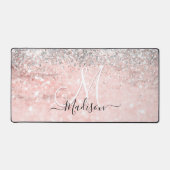 かわいい赤面フェイクピンク銀グリッターモノグラム デスクマット (正面)
