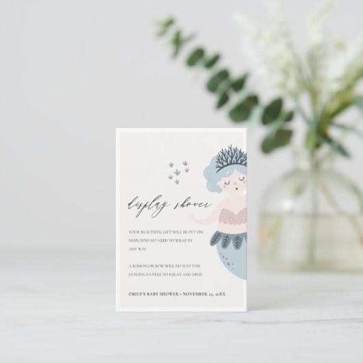 かわいい赤面ブルー小さな人魚ディスプレイ赤ちゃんシャワー エンクロージャーカード (スタンド正面)