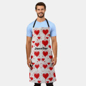 かわいい赤、ピンクのハート、バレンタインデーのモノグラム エプロン (着用した状態)