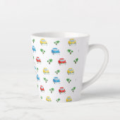 かわいい赤、青と黄色の車の子供の漫画 カフェラテマグ (右)