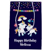 かわいい踊りユニコーン魔法の虹&星 ミディアムペーパーバッグ (裏面)