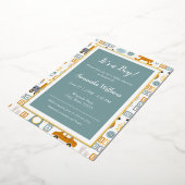 かわいい車のおもちゃパターン男の子ティール（緑がかった色）ベビーシャワー金ゴールド 箔招待状 (回転した状態)