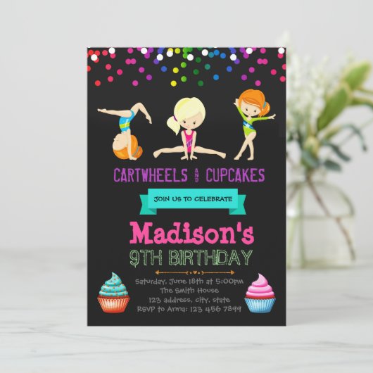 かわいい車輪およびカップケーキの誕生日の招待 招待状 (スタンド正面)