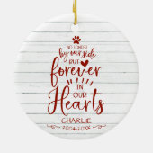 かわいい農村風の家の猫または犬のペット追悼赤 セラミックオーナメント (裏面)